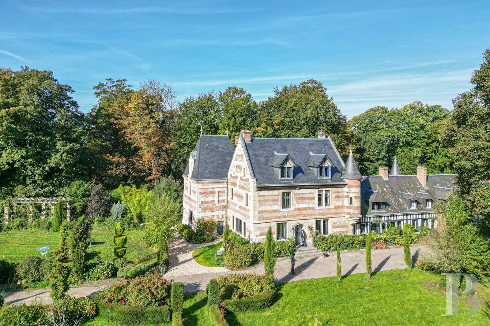 À proximité d’Étretat, en Seine-Maritime, un manoir du 14e siècle où se côtoient harmonieusement les époques - photo  n°1